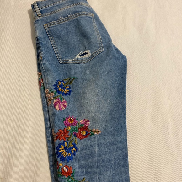 Ripped Jeans with flowers - Zara - Size 2/34 - Picture 2 of 5